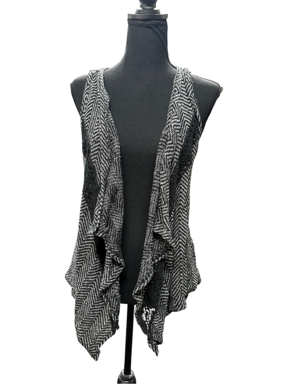 Black & Gray Herringbone Ruffle Knit Vest Size Large